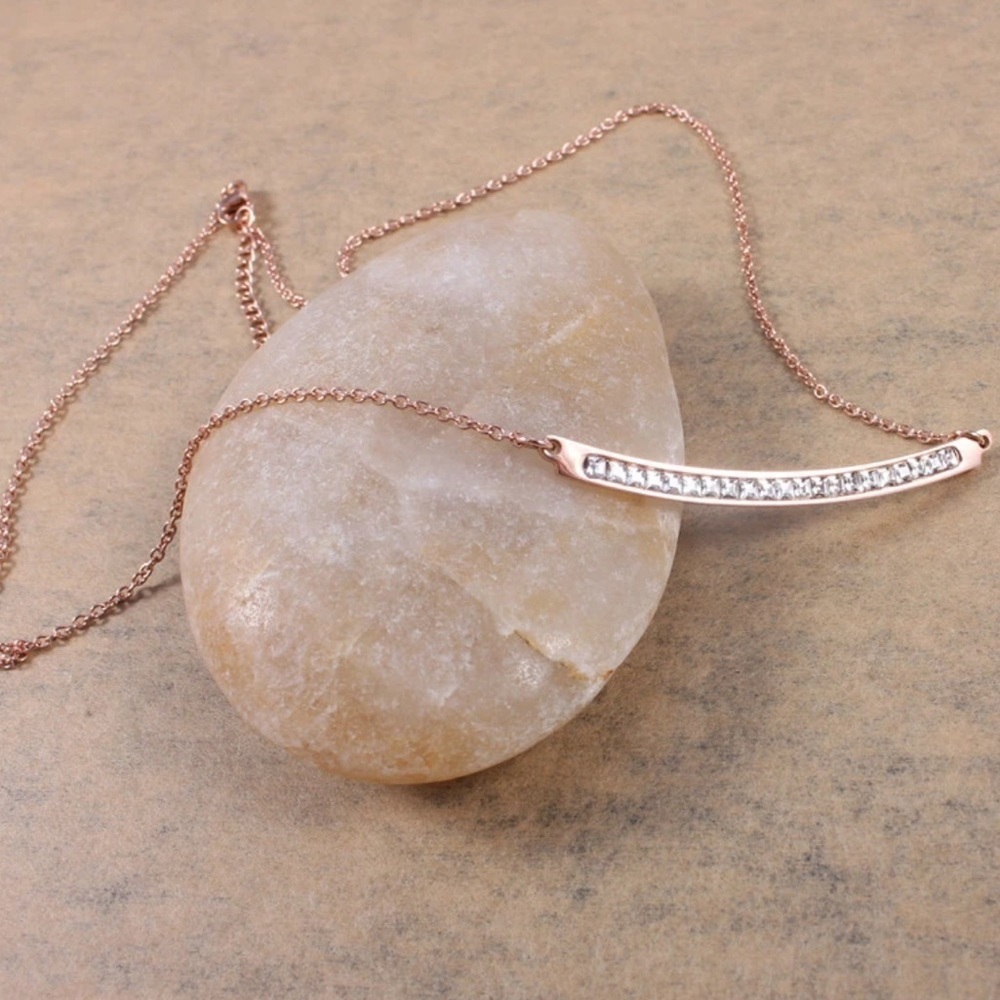 Ava Curve Bar Necklace